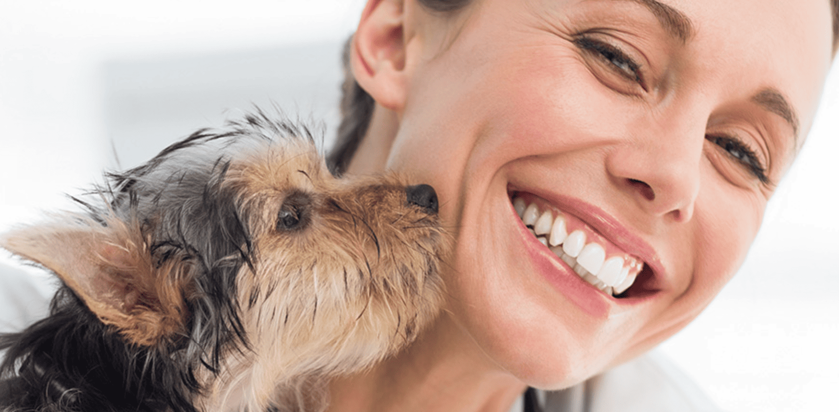 Perrito y su dueña sonriendo