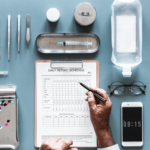 La ciencia de datos engloba el conocimiento para obtener y transformar datos con el fin de analizarlos y presentarlos tras verificar la calidad, robustez y su fácil interpretación. Estos conceptos son cotidianos en la actividad de los profesionales del laboratorio clínico así que los métodos computacionales y la consecución de procesos, conocidos como pipelines, presentan cierto paralelismo al manejo de muestras en los laboratorios. En el análisis de datos se utilizan diferentes herramientas para determinar su calidad y si es necesario adecuar su formato, en una fase de análisis se adecuan para su representación y modelización y finalmente se integra el resultado en un informe para su interpretación.