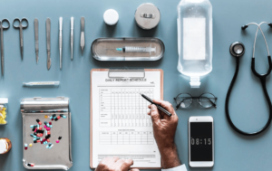 La ciencia de datos engloba el conocimiento para obtener y transformar datos con el fin de analizarlos y presentarlos tras verificar la calidad, robustez y su fácil interpretación. Estos conceptos son cotidianos en la actividad de los profesionales del laboratorio clínico así que los métodos computacionales y la consecución de procesos, conocidos como pipelines, presentan cierto paralelismo al manejo de muestras en los laboratorios. En el análisis de datos se utilizan diferentes herramientas para determinar su calidad y si es necesario adecuar su formato, en una fase de análisis se adecuan para su representación y modelización y finalmente se integra el resultado en un informe para su interpretación.